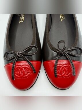 NIB CHANEL Matthieu Blazey 26S Brown Red Lambskin Leather CC Logo Ballet Flats